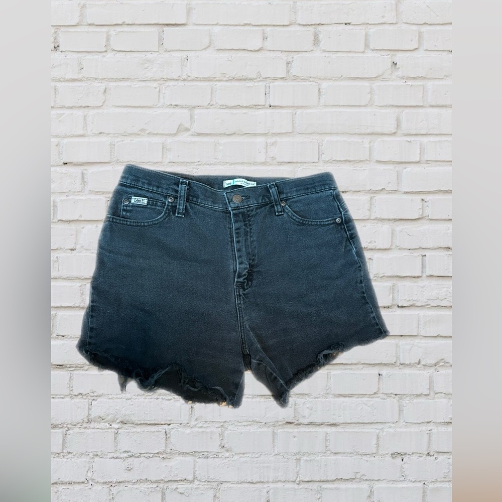 ✨LEE straight leg distressed shorts ✨